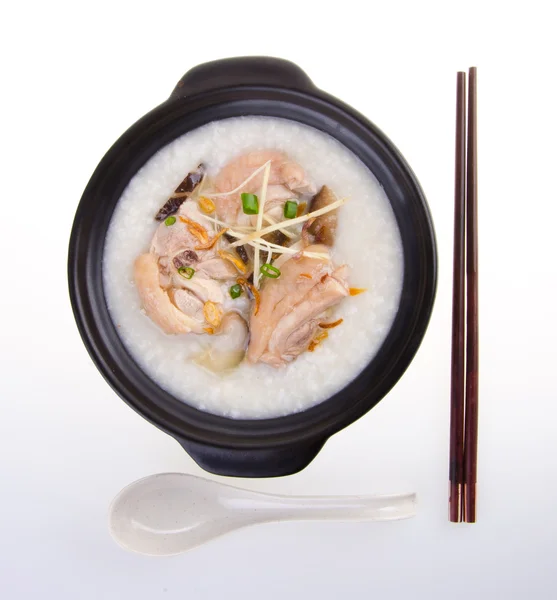 V připravované v hliněném hrnci podává tradiční čínské kaše rýžové kaše — Stock fotografie