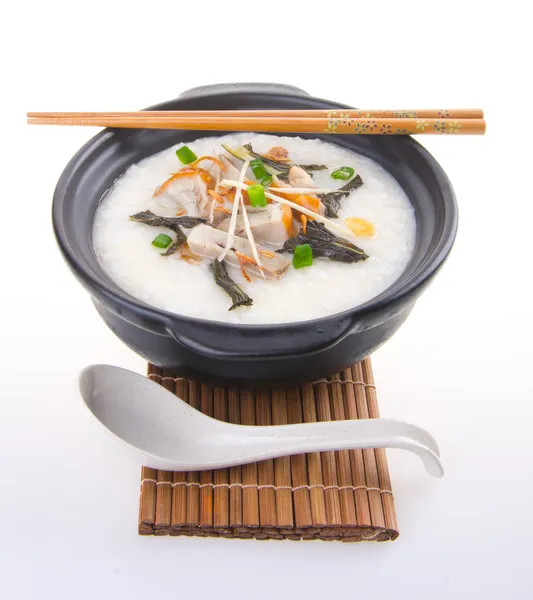 V připravované v hliněném hrnci podává tradiční čínské vepřové kaše rýžové kaše — Stock fotografie