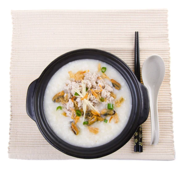 Tradycyjny chiński wieprzowina Kasza ryż papka serwowane w zapiekane w glinianych naczyniach — Zdjęcie stockowe