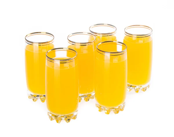 Полный стакан апельсинового сока на заднем плане — стоковое фото