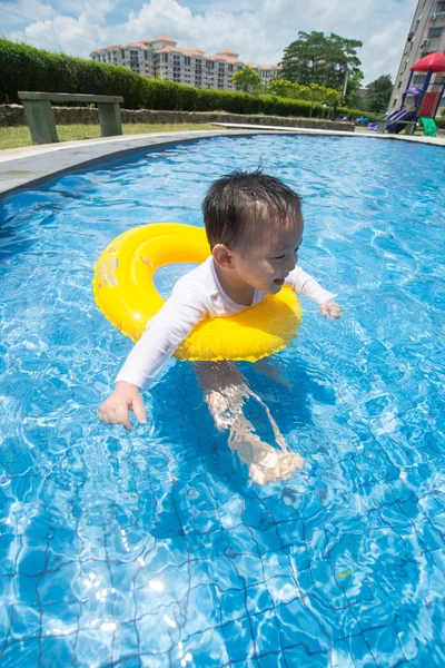 Baby jongen activiteiten op de pool, kinderen zwemmen — Stockfoto