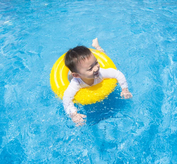 Baby boy Actividades en la piscina, niños nadando — Foto de Stock