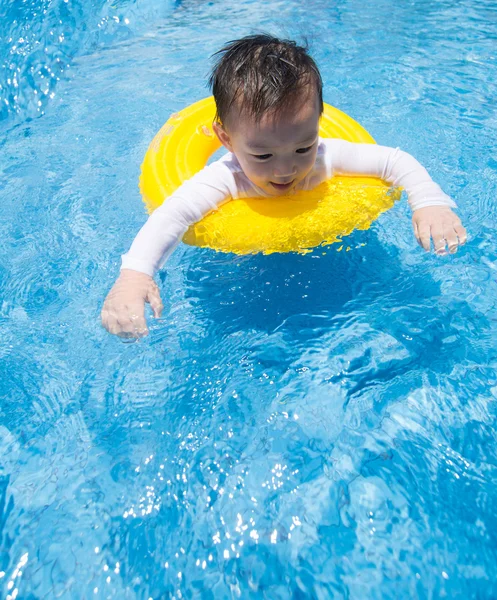 Baby boy Actividades en la piscina, niños nadando — Foto de Stock