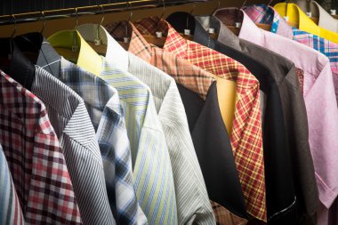 gömlek. erkek gömlek askıları