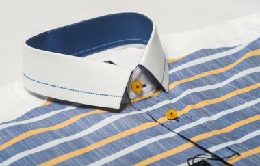 gömlek gülümsemek. erkek gömlek gülümsemek