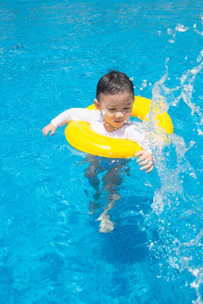 Baby boy Actividades en la piscina, niños nadando — Foto de Stock