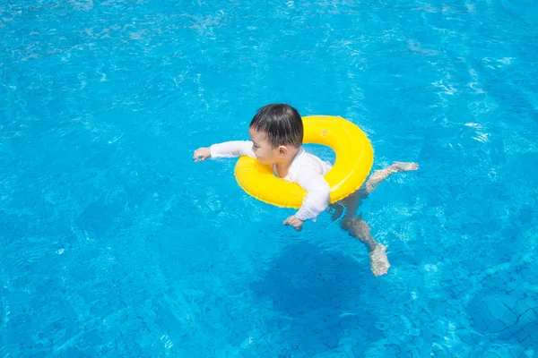 Baby jongen activiteiten op de pool, kinderen zwemmen — Stockfoto