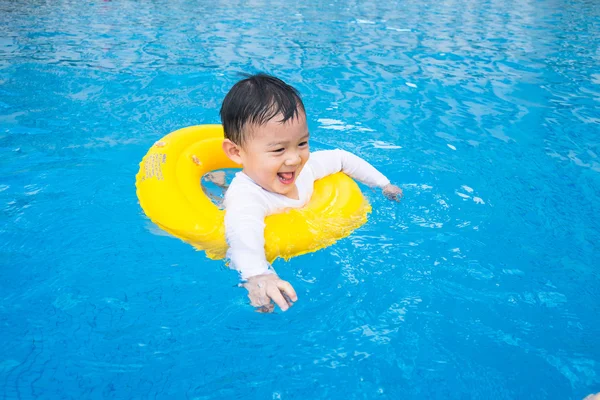 Baby jongen activiteiten op de pool, kinderen zwemmen — Stockfoto