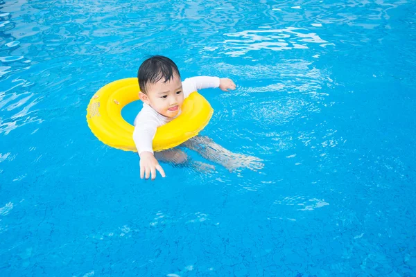 Baby-Aktivitäten am Pool, Kinderschwimmen — Stockfoto