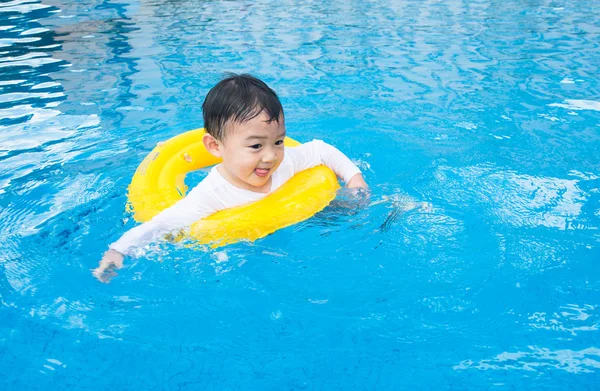 Baby boy aktiviteter på poolen, barn simning — Stockfoto