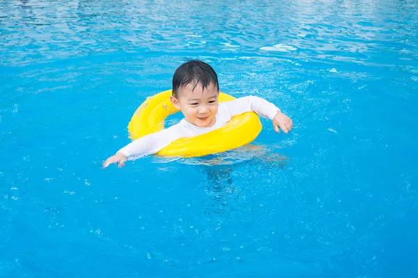 Baby jongen activiteiten op de pool, kinderen zwemmen — Stockfoto