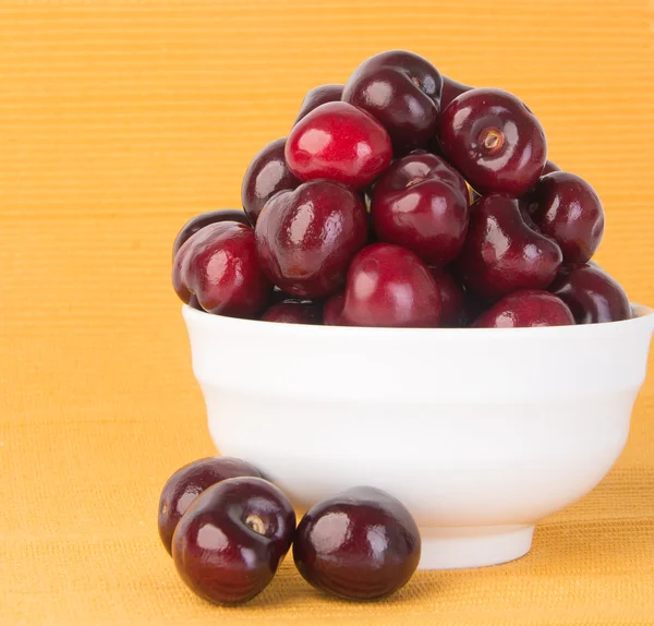 Frische Kirschbeeren auf Hintergrund — Stockfoto