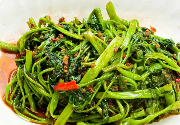 Sekoita paistettuja vihanneksia lautasella — kuvapankkivalokuva
