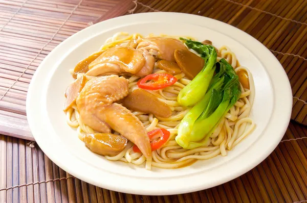 Noodles and chicken — Stock Photo, Image