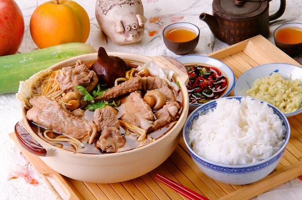 Ba kut teh. Малайзийское рагу из свинины и травяного супа , — стоковое фото