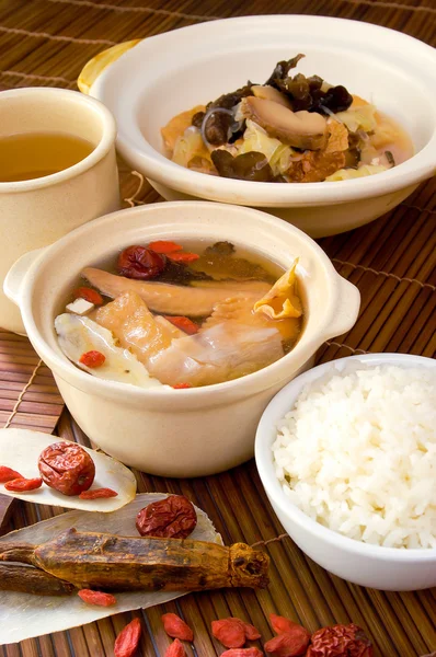 Hühner- und Kräutersuppe im Topf, chinesische Küche — Stockfoto