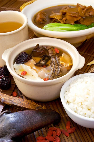 Hühner- und Kräutersuppe im Topf, chinesische Küche — Stockfoto