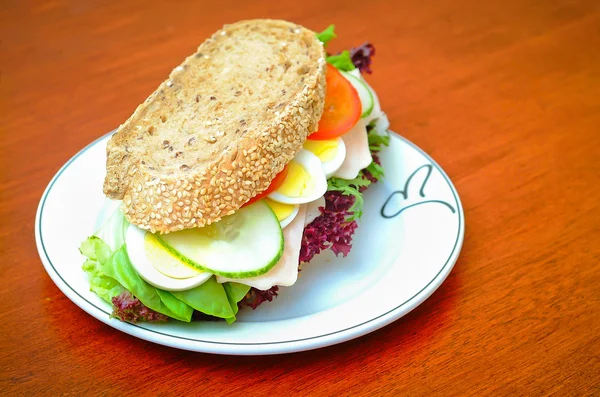 Sandwich. broodje op achtergrond — Stockfoto