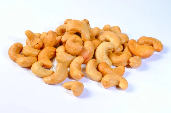Beyaz arka planda izole edilmiş kaju fıstığı.