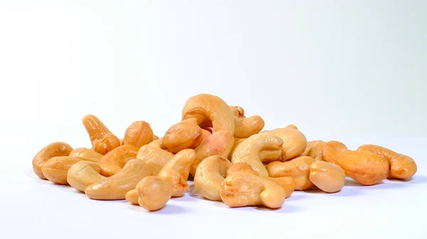 Cashewnüsse isoliert auf weißem Hintergrund — Stockfoto