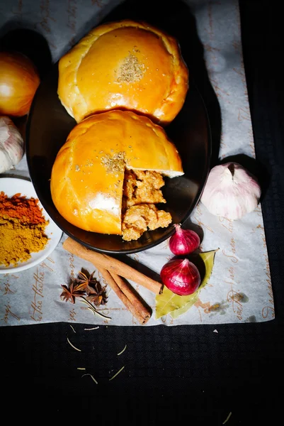 A hot pie cooling on the table — Stock Photo, Image