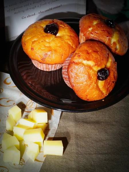 Muffins en ingrediënten in de achtergrond. — Stockfoto