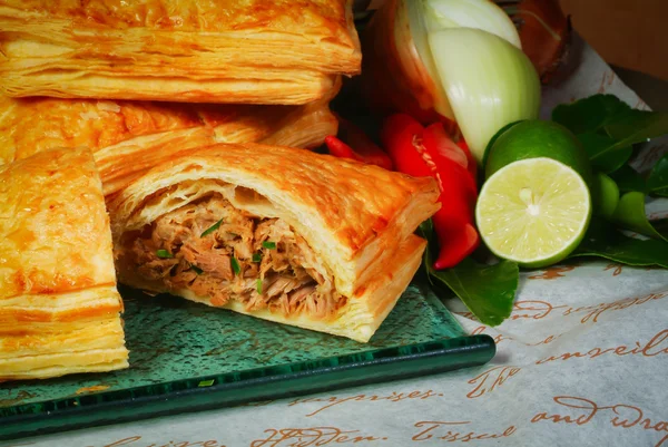 Torta de carne com caldo de frango no fundo — Fotografia de Stock