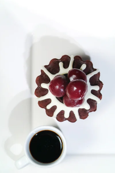 Pastel de chocolate con cereza y café — Foto de Stock