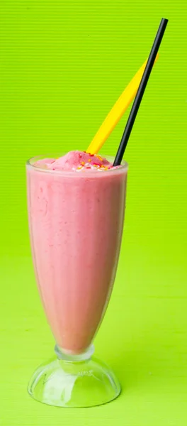 Strawberry milkshake på bakgrund — Stockfoto