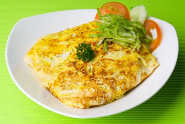 omlet pirinç ve balık ile baharatlı sos.