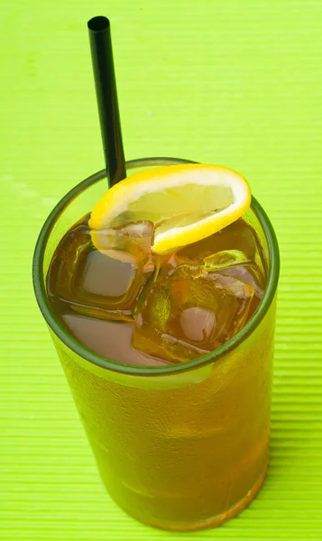 Té de limón helado, bebida, sobre fondo blanco — Foto de Stock