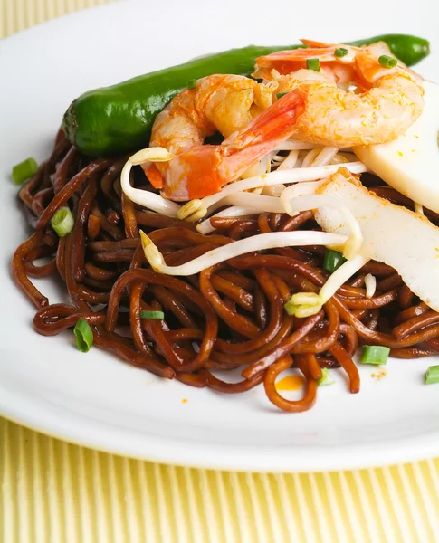 Noodles. stir-fried noodles with chicken — Stock Photo, Image