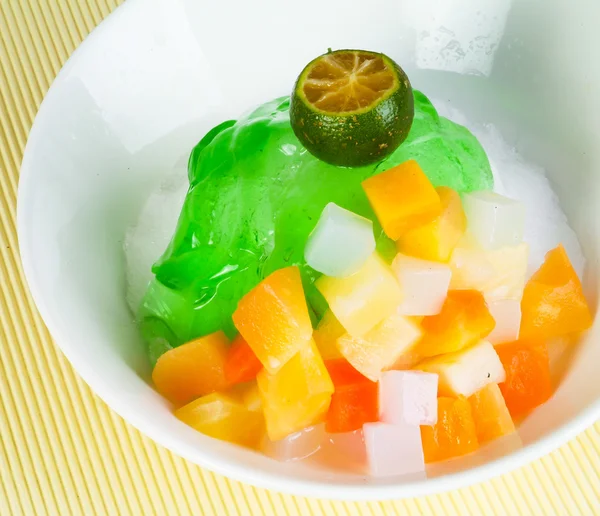 Shaved Ice dessert and Fresh fruits — Stock Photo, Image