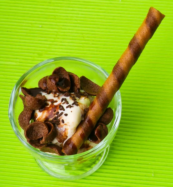 Ijs scoop. chocolade-ijs. — Stockfoto