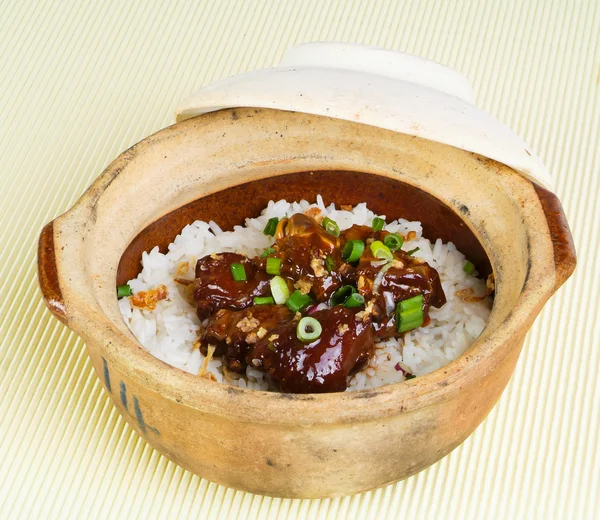 Agyagedényben főzött csirke rizs. ázsiai élelmiszer — Stock Fotó
