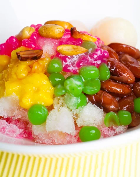 Ijs kacang, dessert van geschoren ijs met ijs — Stockfoto