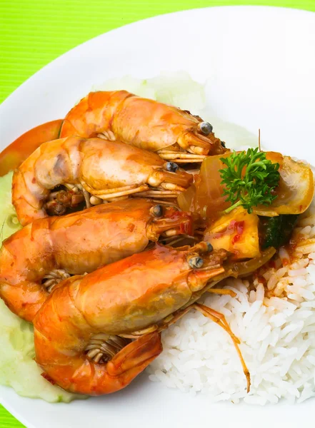 Креветки подаются с рисом азиатской пищи . — стоковое фото