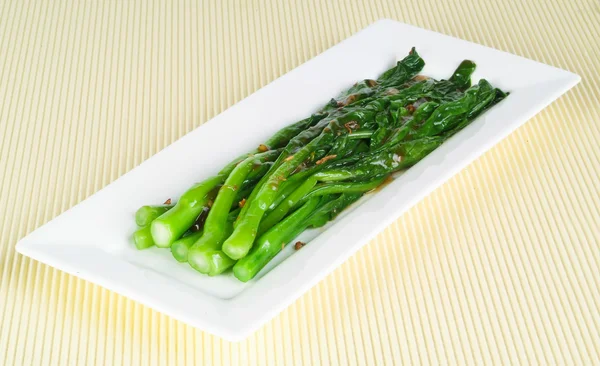 Размешать жареные овощи на тарелке — стоковое фото