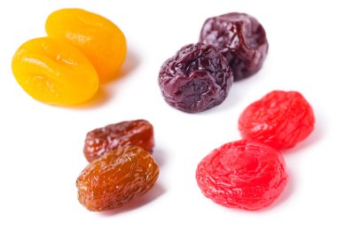 Kurumuş meyveler beyazda izole edilmiş.