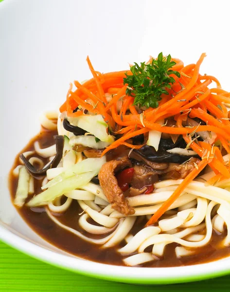 Nudeln auf asiatischem Essen. — Stockfoto