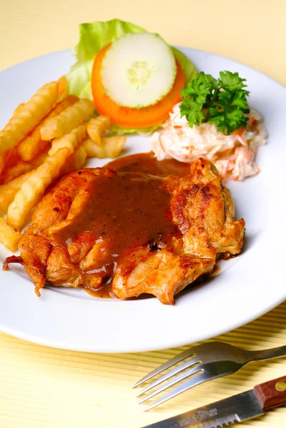 Hühnersteak mit Gemüse. — Stockfoto