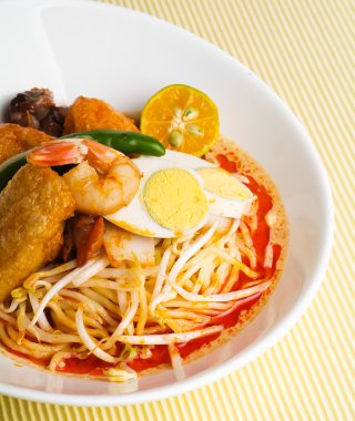 sağa sola popüler geleneksel baharatlı erişte çorbası mı köri laksa