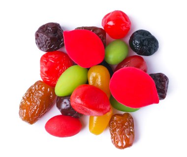 Kurumuş meyveler beyazda izole edilmiş.