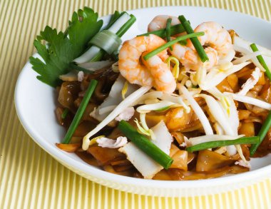 Erişteyi karıştır.