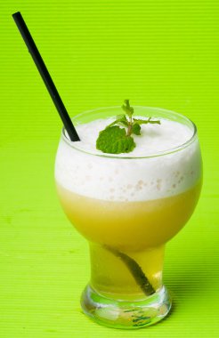 arka plan buz küpleri ile buzlu çay