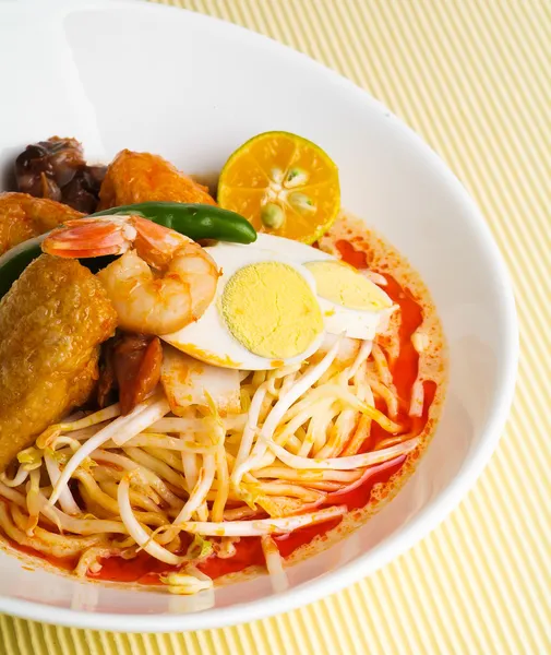 Curry Laksa que é uma sopa de macarrão picante tradicional popular fro — Fotografia de Stock