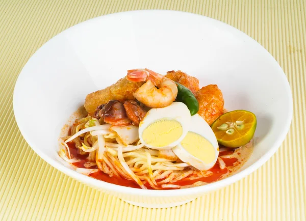 Curry Laksa que é uma sopa de macarrão picante tradicional popular fro — Fotografia de Stock