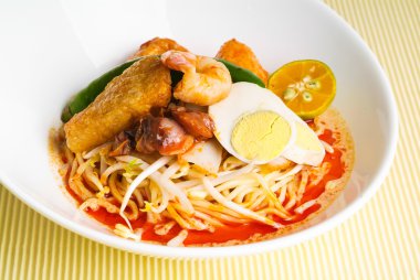 sağa sola popüler geleneksel baharatlı erişte çorbası mı köri laksa