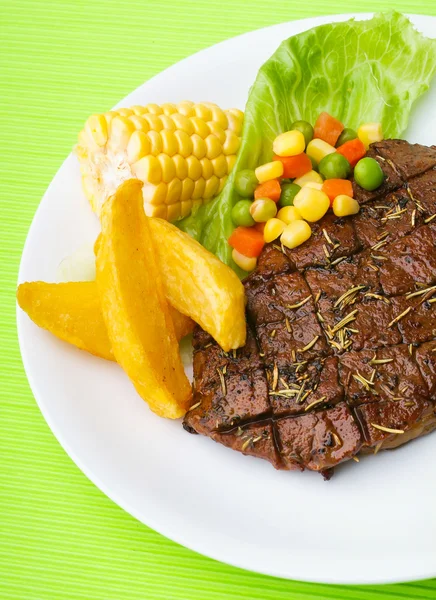 Rindersteak im Hintergrund — Stockfoto