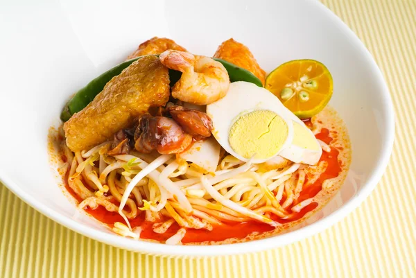 Curry Laksa che è un popolare tradizionale zuppa di tagliatelle piccanti fro — Foto Stock